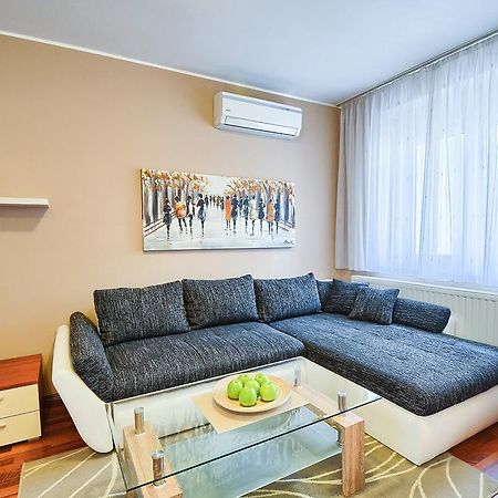 E&E Apartment Arena With Free Private Parking PUY 외부 사진