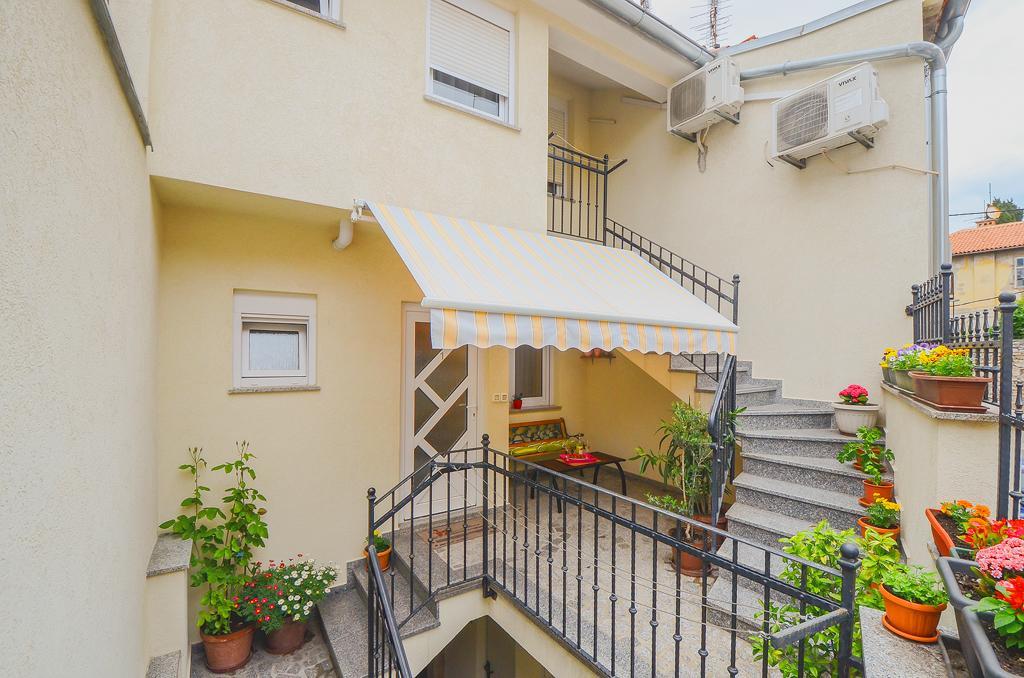 E&E Apartment Arena With Free Private Parking PUY 외부 사진