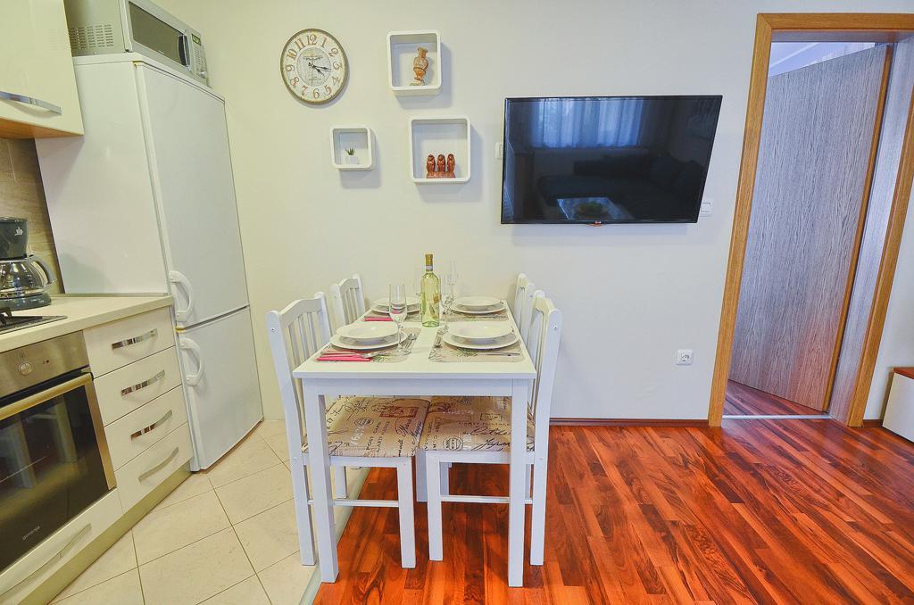 E&E Apartment Arena With Free Private Parking PUY 외부 사진