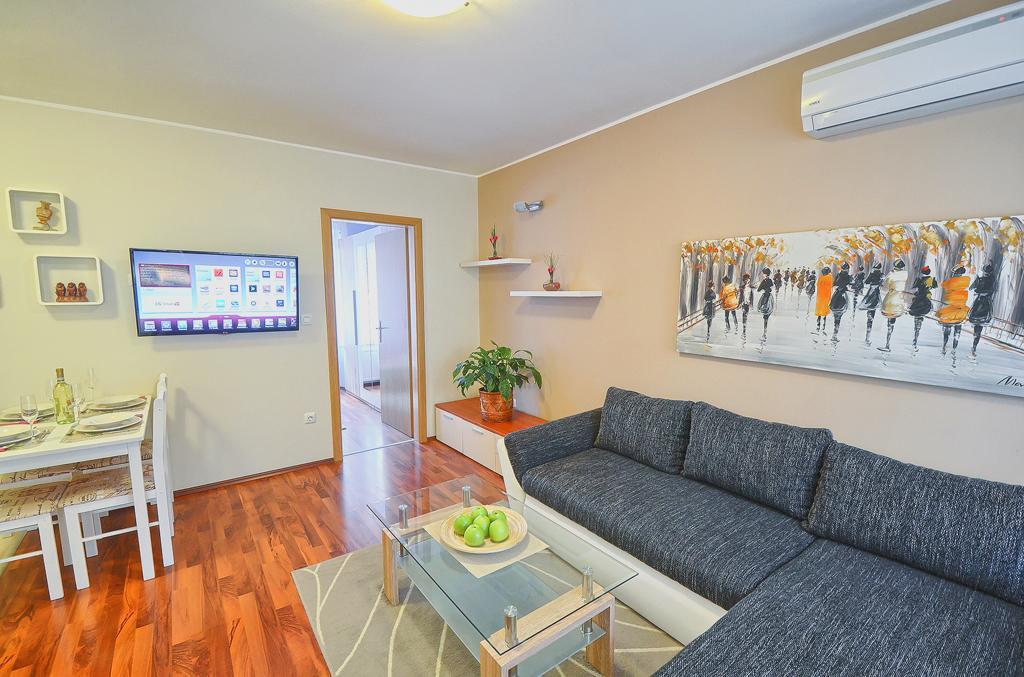 E&E Apartment Arena With Free Private Parking PUY 외부 사진